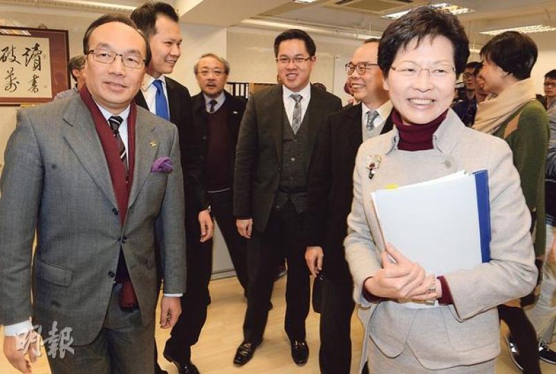 政務司長林鄭月娥（右一）昨日在副政制局長劉江華（右二）陪同下，到公民黨聽取政改意見，公民黨黨魁梁家傑（左一）重申該黨對普選的立場是「不篩選、不倒退、不設限」。林太會後不諱言，約政黨討論是不可能收窄分歧或達至共識，但形容昨晚討論氣氛良好，盼多聽意見。（劉焌陶攝）