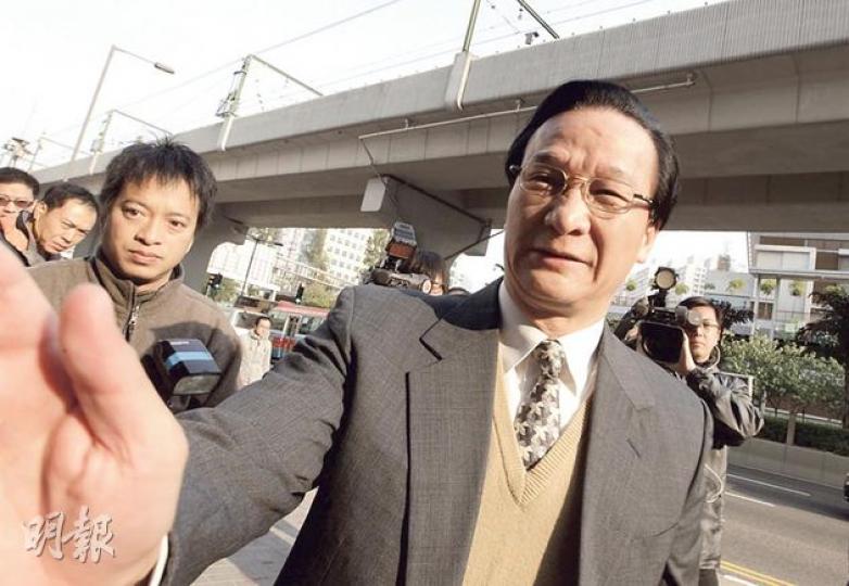 退休警員楊志偉（圖）原被控去年8月於旺角行人專區反女教師林慧思的集會期間，襲擊《壹週刊》攝影記者及持相反立場的示威者，昨經審訊後獲裁定無罪釋放。離開法庭時他拒評是否滿意裁決，只稱「最好就以後唔好惹你哋（記者）」。（李澤彤攝）事主之一《壹週刊》攝影記者羅國輝（圖）供稱，案發時他遭被告楊志偉推撞鏡頭，其後更兩度跌倒，惟他不肯定自己是否遭被告推跌。（李澤彤攝）任職會計師的事主尹家聲（圖）供稱，案發時他向示威者做了拇指向下的姿勢，及後被人大力拉扯，現場錄影片段顯示該人是被告楊志偉。（李澤彤攝）