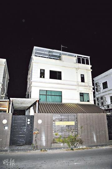 流浮山輞井村一幢3層高村屋前晚失竊,男戶主返家後發現中門大開,點算後發現被盜去約100萬元財物,包括金飾、手表及現金等。(蔡方山攝) 流浮山輞井村一幢3層高村屋前晚失竊,男戶主返家後發現中門大開,點算後發現被盜去約100萬元財物,包括金飾、手表及現金等。(蔡方山攝)