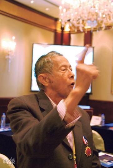 抗日老兵馮錦標說:「我好唔忿氣先出嚟反駁,我大膽批評一句:呢個研討會,未得到成功!」(蔡志郁攝) 抗日老兵馮錦標說:「我好唔忿氣先出嚟反駁,我大膽批評一句:呢個研討會,未得到成功!」(蔡志郁攝)