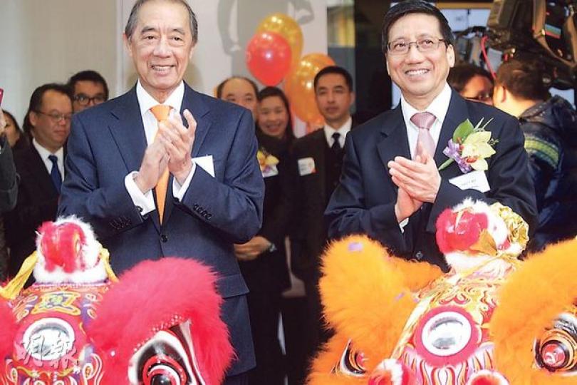 富衛矢言要打入本地壽險新保單前5名，香港及澳門行政總裁黃大偉（右）指出，未來3年預備投資逾1億元拓展業務。昨日富衛尖沙嘴新大樓舉行開幕典禮，主席夏佳理（左）亦有出席。（郭慶輝攝）