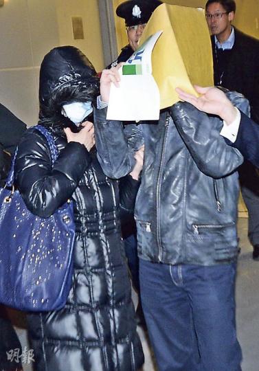 被指虐待及恐嚇3名印傭的被告羅允彤(左),昨在徐姓丈夫(右)為她籌足百萬元保釋金後結伴離開法庭。為免被攝得面容,她戴上大衣帽子及口罩「包到實」,徐則以公文袋遮面,二人全程不發一言。(葉家豪攝)疑被虐印傭Erwiana昨晨一度送往另一醫院檢查,其後送回原來入住的醫院繼續休養。(鄧宗弘印尼攝) 被指虐待及恐嚇3名印傭的被告羅允彤(左),昨在徐姓丈夫(右)為她籌足百萬元保釋金後結伴離開法庭。為免被攝得面容,她戴上大衣帽子及口罩「包到實」,徐則以公文袋遮面,二人全程不發一言。(葉家豪攝)疑被虐印傭Erwiana昨晨一度送往另一醫院檢查,其後送回原來入住的醫院繼續休養。(鄧宗弘印尼攝)