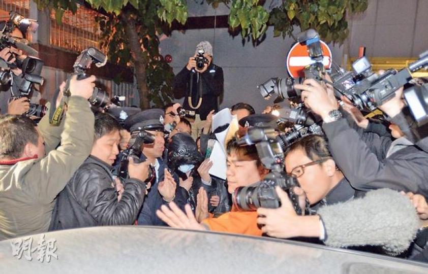 被告羅允彤(中,戴口罩者)甫離開法院,便走向正在附近等候的一輛私家車,卻被大批攝影記者包圍。短短數十米的路程,她用了約15分鐘才能登車,該車要再花約15分鐘才能駛離現場。(盧翊銘攝) 被告羅允彤(中,戴口罩者)甫離開法院,便走向正在附近等候的一輛私家車,卻被大批攝影記者包圍。短短數十米的路程,她用了約15分鐘才能登車,該車要再花約15分鐘才能駛離現場。(盧翊銘攝)