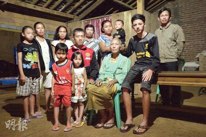 Erwiana一家10多口務農為生,住在印尼中爪哇Ngawi一條村莊,本想靠她赴港工作以改善家庭生活。談起羅姓僱主,家人對她幾無仇恨。(鄧宗弘攝) Erwiana一家10多口務農為生,住在印尼中爪哇Ngawi一條村莊,本想靠她赴港工作以改善家庭生活。談起羅姓僱主,家人對她幾無仇恨。(鄧宗弘攝)