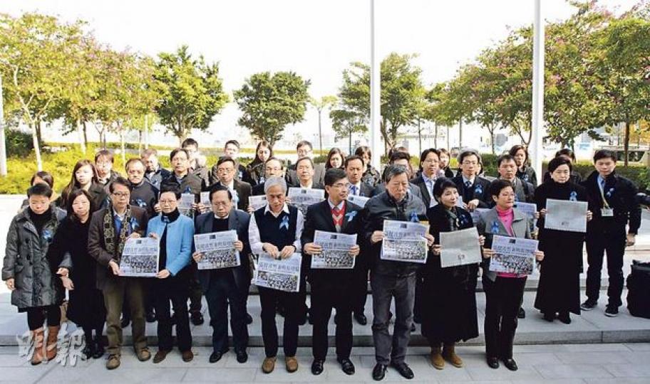 立法會昨日辯論由公民黨梁家傑提出的新聞自由議案,一批明報現職及前任員工,早上到立法會外派發藍色絲帶,邀請各黨派議員即場扣上,支持新聞自由。其中泛民議員(持報紙者)響應活動,並在昨晨集體到立法會門外接受藍絲帶,並自備前日報道更換總編輯事件的《明報》默站一分鐘,以示支持。(李澤彤攝) 立法會昨日辯論由公民黨梁家傑提出的新聞自由議案,一批明報現職及前任員工,早上到立法會外派發藍色絲帶,邀請各黨派議員即場扣上,支持新聞自由。其中泛民議員(持報紙者)響應活動,並在昨晨集體到立法會門外接受藍絲帶,並自備前日報道更換總編輯事件的《明報》默站一分鐘,以示支持。(李澤彤攝)