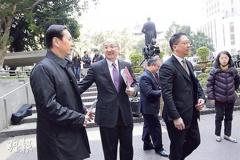 政改小組今次拉埋行會成員陳智思(左一),到中環派政改揮春同傳單,政制局長譚志源(左二)當然要多謝佢。至於律政司長袁國強(前右),似乎未太熟習街頭活動,動作有啲含蓄。(郭慶輝攝)政改3男組去中環派傳單揮春,有市民受落,但亦有人收到即刻丟去附近垃圾桶。(郭慶輝攝) 政改小組今次拉埋行會成員陳智思(左一),到中環派政改揮春同傳單,政制局長譚志源(左二)當然要多謝佢。至於律政司長袁國強(前右),似乎未太熟習街頭活動,動作有啲含蓄。(郭慶輝攝)政改3男組去中環派傳單揮春,有市民受落,但亦有人收到即刻丟去附近垃圾桶。(郭慶輝攝)
