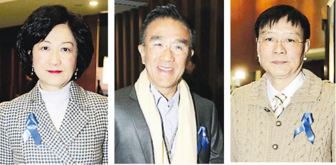 葉劉淑儀(左起)、田北辰及王國興等一些建制派議員,噚日響應呼籲戴上藍絲帶,以示支持新聞自由。(李澤彤攝) 葉劉淑儀(左起)、田北辰及王國興等一些建制派議員,噚日響應呼籲戴上藍絲帶,以示支持新聞自由。(李澤彤攝)