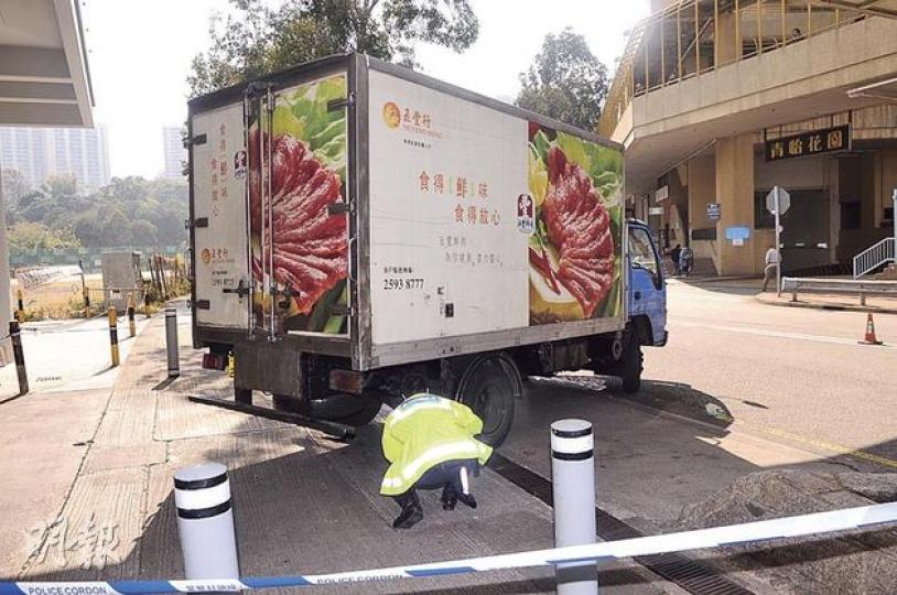 貨車司機倒車時撞死一名老翁,意外後警員在肇事貨車車底檢查。(湯俊彥攝)老翁被捲入貨車底,遭兩度輾過,頭部重創留下一灘血漬。(湯俊彥攝) 貨車司機倒車時撞死一名老翁,意外後警員在肇事貨車車底檢查。(湯俊彥攝)老翁被捲入貨車底,遭兩度輾過,頭部重創留下一灘血漬。(湯俊彥攝)