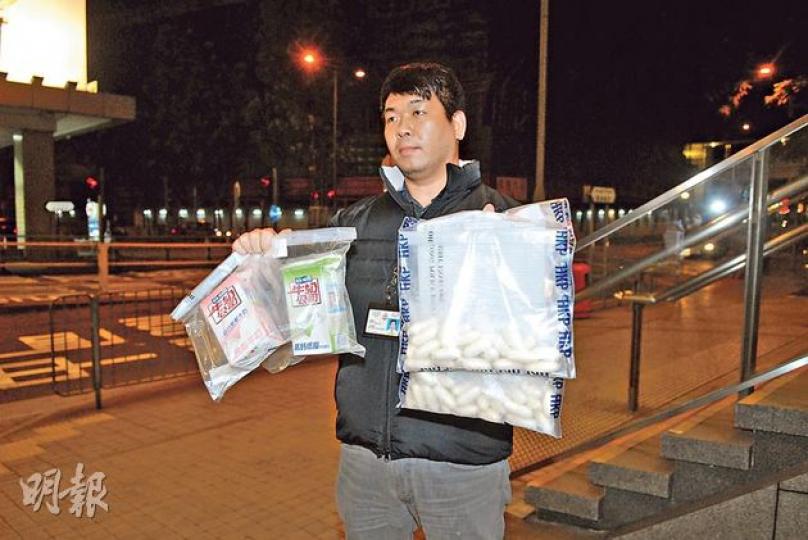 警員在一名尼日利亞男子攜帶的兩盒鮮奶(左)中找到一批粉狀可卡因,料價值逾百萬。(伍蒲鋒攝)警方破獲「鮮奶盒運毒」,拘捕一名尼日利亞男子,在其所攜的兩包盒裝鮮奶內檢約1公斤懷疑可卡因毒品,市值約116萬元。(伍浦鋒攝) 警員在一名尼日利亞男子攜帶的兩盒鮮奶(左)中找到一批粉狀可卡因,料價值逾百萬。(伍蒲鋒攝)警方破獲「鮮奶盒運毒」,拘捕一名尼日利亞男子,在其所攜的兩包盒裝鮮奶內檢約1公斤懷疑可卡因毒品,市值約116萬元。(伍浦鋒攝)