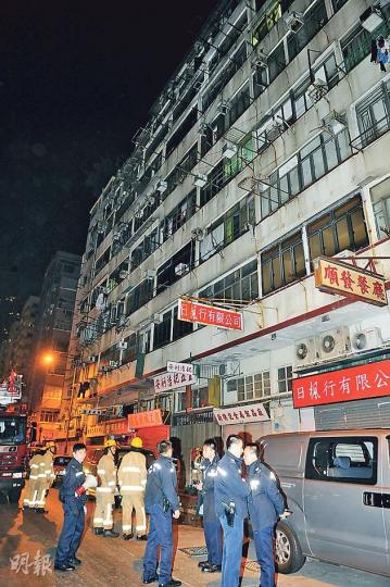大角嘴海興大樓昨凌晨發生縱火案,消防稱火警於樓梯雜物開始,起火原因有可疑,轉交警方調查。(蔡方山攝) 大角嘴海興大樓昨凌晨發生縱火案,消防稱火警於樓梯雜物開始,起火原因有可疑,轉交警方調查。(蔡方山攝)