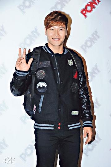 《Running Man》大隻主持金鐘國來港出席品牌活動大受歡迎。(攝影﹕鍾偉茵)黃美棋在活動中有緣見偶像,坦言心情極興奮。(攝影﹕鍾偉茵) 《Running Man》大隻主持金鐘國來港出席品牌活動大受歡迎。(攝影﹕鍾偉茵)黃美棋在活動中有緣見偶像,坦言心情極興奮。(攝影﹕鍾偉茵)