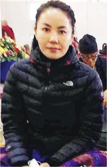 網民爆料指王菲身在曼谷,並在微博上載她穿羽絨坐着的照片,但王菲經理人陳家瑛已澄清王菲不在泰國,大家不用擔心。(微博圖片) 網民爆料指王菲身在曼谷,並在微博上載她穿羽絨坐着的照片,但王菲經理人陳家瑛已澄清王菲不在泰國,大家不用擔心。(微博圖片)