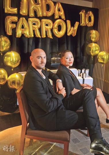 Simon Jablon(左)是Linda Farrow主理人兼設計師,也是Linda Farrow兒子,右邊是他的太太Tracy Sedino,Simon負責眼鏡設計,Tracy則負責品牌市場推廣及宣傳,他們說二人有着相同理念,要將Linda Farrow塑造成luxury、classic、fashionable的眼鏡品牌。(陳淑安攝) Simon Jablon(左)是Linda Farrow主理人兼設計師,也是Linda Farrow兒子,右邊是他的太太Tracy Sedino,Simon負責眼鏡設計,Tracy則負責品牌市場推廣及宣傳,他們說二人有着相同理念,要將Linda Farrow塑造成luxury、classic、fashionable的眼鏡品牌。(陳淑安攝)