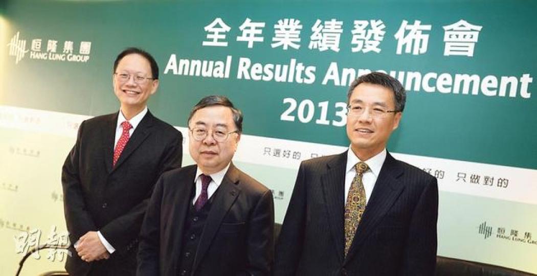 恒隆地產主席陳啟宗（中）表示，內地加強反貪腐短期對高檔商場消費有影響，但是長線隨着市場適應，加上經濟回復正常發展，該集團長線看好內地商場業務發展。圖左為董事總經理陳南祿，圖右為執行董事何孝昌。（余俊亮攝）