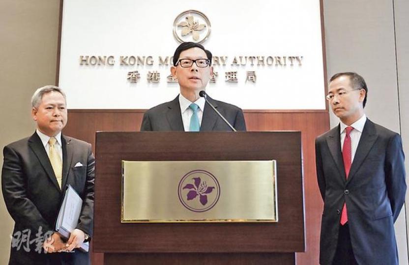 金管局總裁陳德霖(中)表示,外匯基金去年在債券投資錄得輕微損失,但有其他以債券為主的投資基金,可能錄得更大的虧損。左為儲備管理部助理總裁朱兆荃,右為副總裁余偉文。(郭慶輝攝) 金管局總裁陳德霖(中)表示,外匯基金去年在債券投資錄得輕微損失,但有其他以債券為主的投資基金,可能錄得更大的虧損。左為儲備管理部助理總裁朱兆荃,右為副總裁余偉文。(郭慶輝攝)
