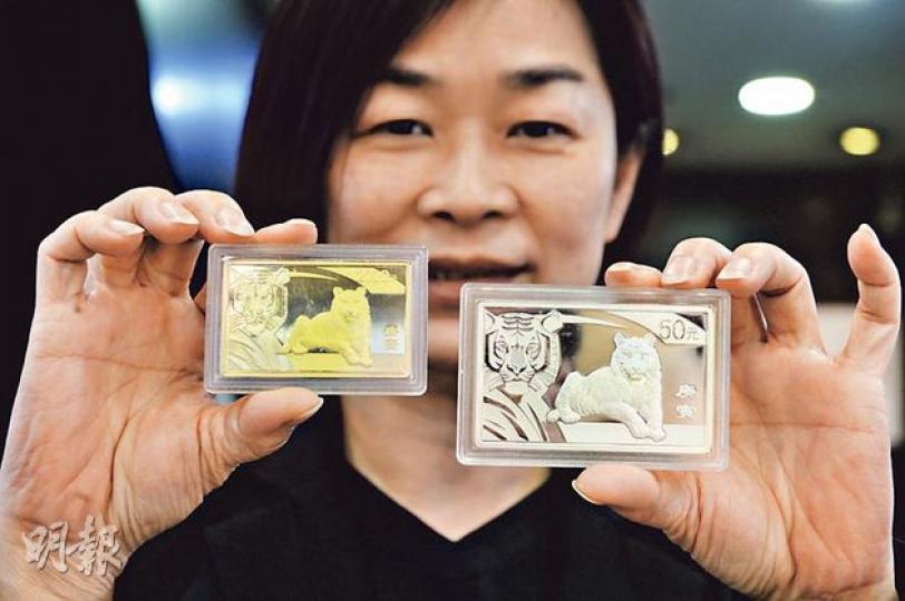 香港大洋金幣投資銷售部經理黃玉麟指出,這套2010年的虎年紀念幣極受市場追捧,一度由17萬多炒至60萬元。(劉焌陶攝) 中國的熊貓金幣日漸打入市場,每年的熊貓圖案不一,具不同的升值潛力。(劉焌陶攝) 香港大洋金幣投資銷售部經理黃玉麟指出,這套2010年的虎年紀念幣極受市場追捧,一度由17萬多炒至60萬元。(劉焌陶攝) 中國的熊貓金幣日漸打入市場,每年的熊貓圖案不一,具不同的升值潛力。(劉焌陶攝)