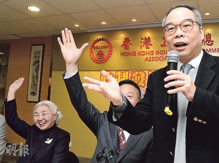 基本法委員會副主任梁愛詩（左）和政制及內地事務局副局長劉江華（右）昨日出席一個政改論壇時，與在場約百名參加者都舉手指自己符合《基本法》44條規定，合資格參選特首。劉江華趁機指本港有200多萬合資格市民，但特首只有一人，所以中間要經提委會提名。（劉焌陶攝）