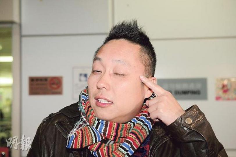 「快咇」譚得志指遇襲的左眼角出現瘀腫。(蔡方山攝) 「快咇」譚得志指遇襲的左眼角出現瘀腫。(蔡方山攝)