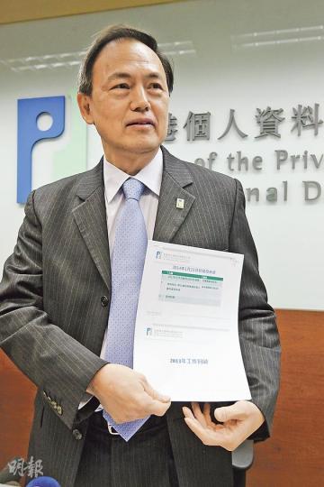 私隱專員蔣任宏指出，《個人資料（私隱）條例》1995年通過後，牽涉禁止個人資料跨境轉移的第33條至今仍未生效，建議政府盡快落實條文，保障港人資料在外權益。（李紹昌攝）