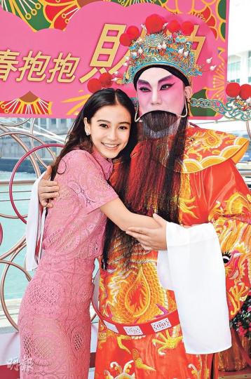 Baby抱抱財神不願放手，望馬年財運更好。（攝影﹕鍾偉茵） Baby與經理人Kim提早跟讀者拜年。（攝影﹕鍾偉茵） 馬詩慧（左）與女兒王曼喜母女檔出席活動。（攝影﹕鍾偉茵）