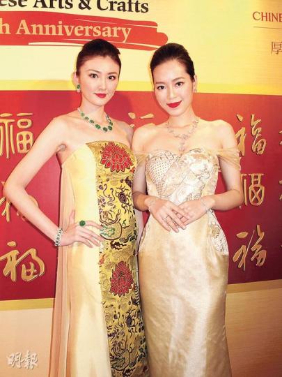 徐靖雯（左）與鍾浠文示範總值7億元的珠寶。（攝影/記者：李潔盈）