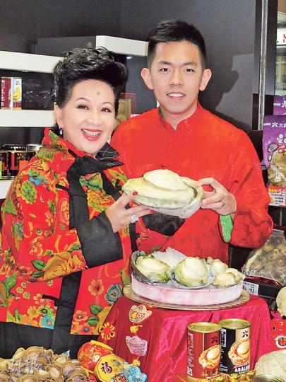 薛家燕與兒子見到巨型鮑魚即愛不釋手。（攝影/記者：楊安莉）