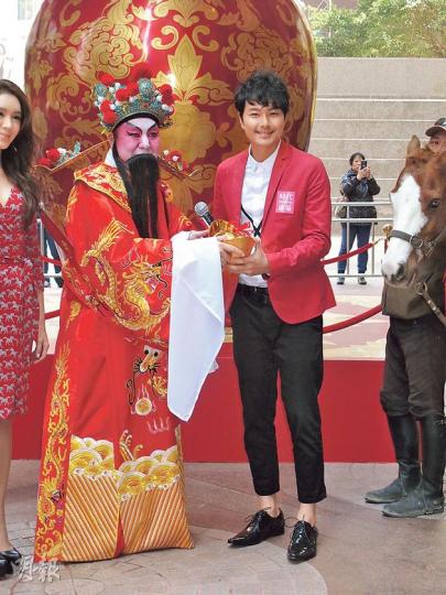 蕭正楠接過財神金元寶希望馬年財源滾滾。(攝影/記者:楊安莉) 蕭正楠接過財神金元寶希望馬年財源滾滾。(攝影/記者:楊安莉)