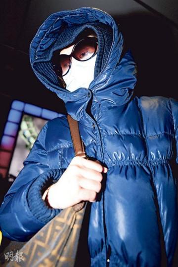 涉虐打印傭被捕女僱主羅允彤昨傍晚6時許續以口罩、太陽眼鏡及外套帽笠頭遮掩,由親友駕車陪同到將軍澳警署報到,其間未有回應記者提問及刻意避開鏡頭。(葉家豪攝) 涉虐打印傭被捕女僱主羅允彤昨傍晚6時許續以口罩、太陽眼鏡及外套帽笠頭遮掩,由親友駕車陪同到將軍澳警署報到,其間未有回應記者提問及刻意避開鏡頭。(葉家豪攝)