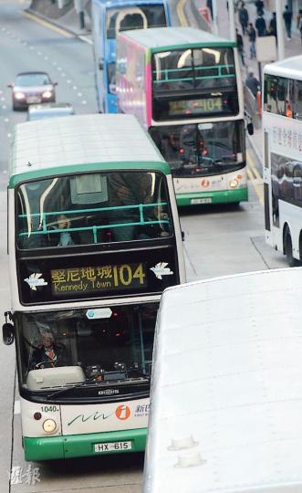 多名市民昨炮轟巴士公司未有改善脫班問題,以及調度各路線班次不一,導致經常出現巴士「一係唔嚟,一嚟就嚟幾架」的情况。圖為昨日行駛白田至堅尼地城的104號路線,同一時間出現兩部巴士埋站的情况。(劉焌陶攝) 多名市民昨炮轟巴士公司未有改善脫班問題,以及調度各路線班次不一,導致經常出現巴士「一係唔嚟,一嚟就嚟幾架」的情况。圖為昨日行駛白田至堅尼地城的104號路線,同一時間出現兩部巴士埋站的情况。(劉焌陶攝)