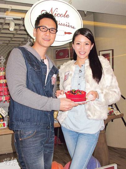 陳啓泰願當陳嘉桓的白老鼠,品嘗她炮製的甜品。(攝影/記者:李潔盈) 陳啓泰願當陳嘉桓的白老鼠,品嘗她炮製的甜品。(攝影/記者:李潔盈)