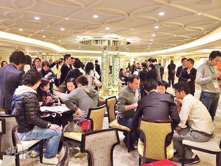 灣仔囍匯1、2期昨合共售3伙,但已屬市場上成交量最多的新盤,圖為售樓處昨午的情況。(林可為攝) 灣仔囍匯1、2期昨合共售3伙,但已屬市場上成交量最多的新盤,圖為售樓處昨午的情況。(林可為攝)