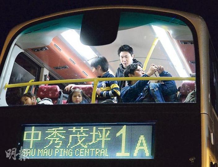 不少訪港旅行團會安排團友乘搭巴士、港鐵等交通工具,體驗港人生活。圖為一個約40人的韓國旅行團,在導遊安排下由尖沙嘴碼頭乘坐1A巴士往旺角,一嘗乘坐雙層巴士滋味,有旅客在開車前拍照留念。(劉焌陶攝) 不少訪港旅行團會安排團友乘搭巴士、港鐵等交通工具,體驗港人生活。圖為一個約40人的韓國旅行團,在導遊安排下由尖沙嘴碼頭乘坐1A巴士往旺角,一嘗乘坐雙層巴士滋味,有旅客在開車前拍照留念。(劉焌陶攝)