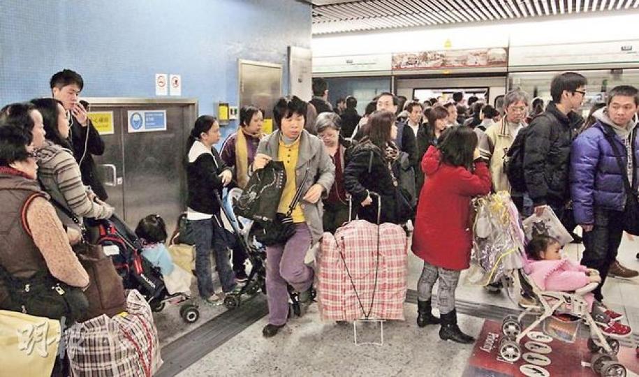 記者於上班時間到九龍站月台欲乘搭觀塘線,候車的7分鐘內,有7人拉着行李箱或手推車上下車,升降機前亦有多名持大型行李的乘客輪候。(郭慶輝攝) 記者於上班時間到九龍站月台欲乘搭觀塘線,候車的7分鐘內,有7人拉着行李箱或手推車上下車,升降機前亦有多名持大型行李的乘客輪候。(郭慶輝攝)