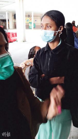 報案稱被僱主襲擊手部及拉扯頭髮受傷的孟加拉籍女傭,由救護車送院治理後無礙出院。(樊銳昌攝) 報案稱被僱主襲擊手部及拉扯頭髮受傷的孟加拉籍女傭,由救護車送院治理後無礙出院。(樊銳昌攝)