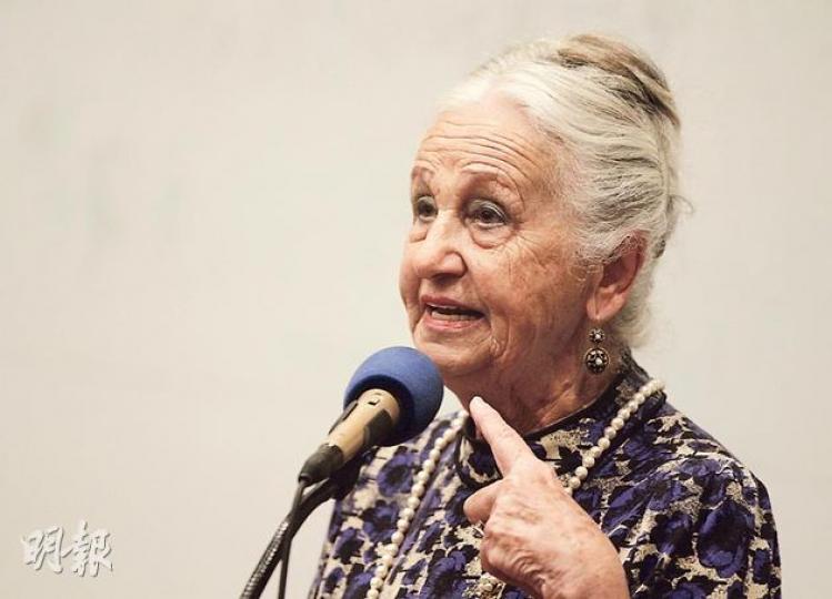 奧斯威辛集中營倖存者Olga Horak,日前到喇沙書院向學生講及在集中營的慘痛經歷。(李澤彤攝) 奧斯威辛集中營倖存者Olga Horak,日前到喇沙書院向學生講及在集中營的慘痛經歷。(李澤彤攝)