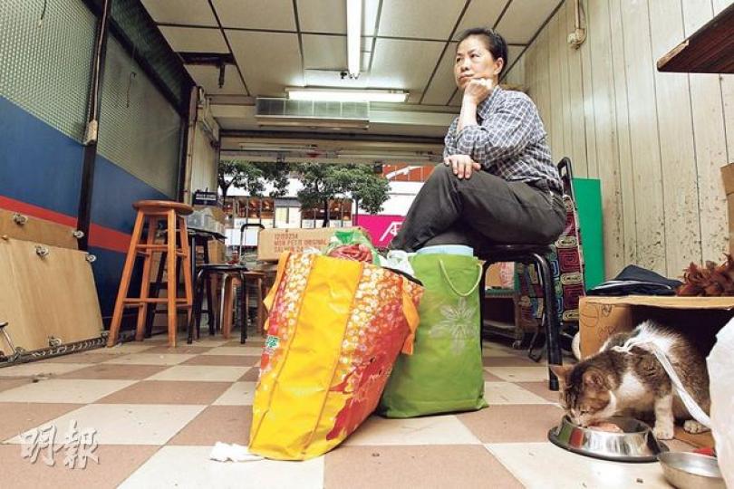 港星士多今天結業,昨日已拆走了大部分裝修,老闆娘曾太(圖)捨不得街坊,但表示真的負擔不起貴租。(李紹昌攝)面對業主計劃加租近四成,港星士多選擇結業,老闆娘曾太表示,自從去年8月V city開業後,士多便天天蝕本,華都花園商場更大幅加租。(李紹昌攝) 港星士多今天結業,昨日已拆走了大部分裝修,老闆娘曾太(圖)捨不得街坊,但表示真的負擔不起貴租。(李紹昌攝)面對業主計劃加租近四成,港星士多選擇結業,老闆娘曾太表示,自從去年8月V city開業後,士多便天天蝕本,華都花園商場更大幅加租。(李紹昌攝)