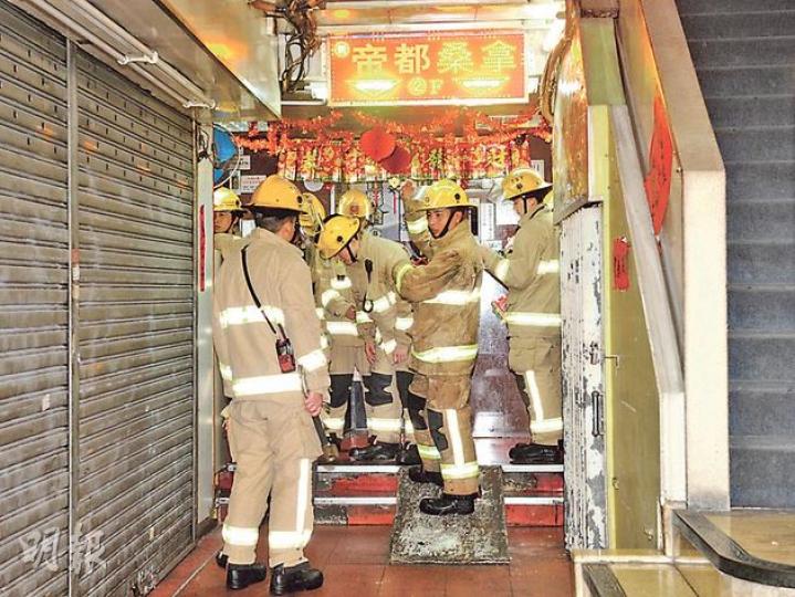油麻地發生桑拿房火警,消防員接報趕至迅速將火救熄,初步調查火警無可疑。(蔡方山攝) 油麻地發生桑拿房火警,消防員接報趕至迅速將火救熄,初步調查火警無可疑。(蔡方山攝)