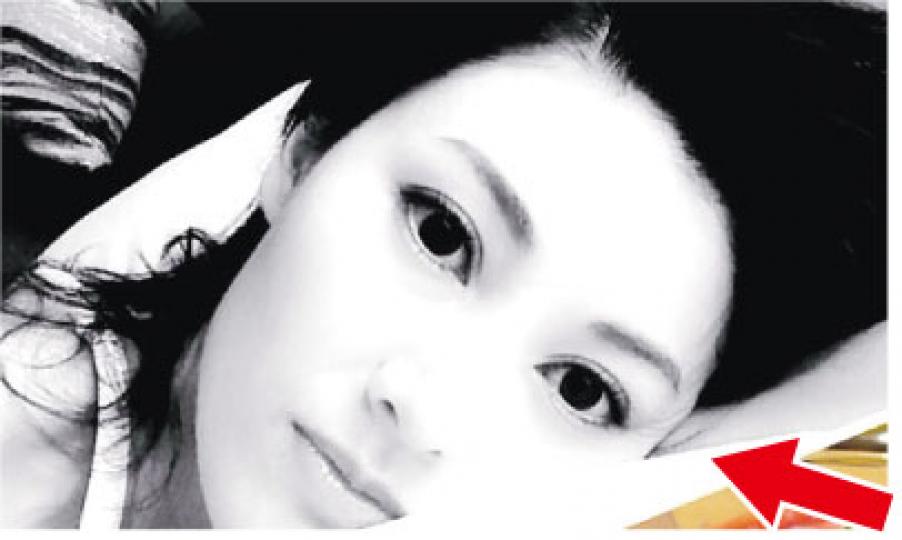 李嘉欣昨放上一張自拍照上微博,左眼角驚現魚尾紋(箭嘴示)。(微博圖片) 李嘉欣昨放上一張自拍照上微博,左眼角驚現魚尾紋(箭嘴示)。(微博圖片)
