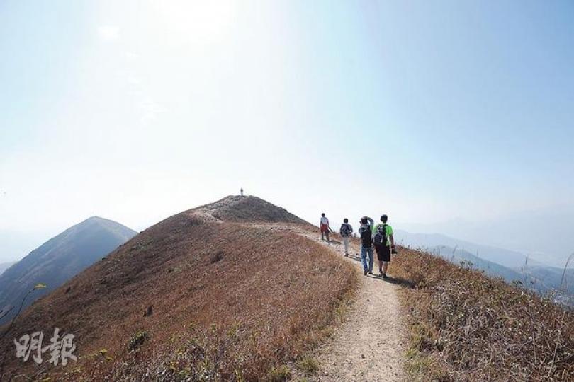 馬鞍山郊野公園位於新界東部的西貢半島中部地峽,佔地二千八百八十公頃,獨特之處,是它把西貢半島和沙田分隔開。(胡景禧攝)(胡景禧攝)馬鞍山村燒烤場(胡景禧攝)石頭與磁石互吸。(胡景禧攝)昂平高原(胡景禧攝)大金鐘(胡景禧攝)水浪窩(胡景禧攝)水浪窩觀星台(胡景禧攝)村屋附近的綠化地帶(紅圈),將興建180幢低密度住宅。(胡景禧攝)(明報製圖) 馬鞍山郊野公園位於新界東部的西貢半島中部地峽,佔地二千八百八十公頃,獨特之處,是它把西貢半島和沙田分隔開。(胡景禧攝)(胡景禧攝)馬鞍山村燒烤場(胡景禧攝)石頭與磁石互吸。(胡景禧攝)昂平高原(胡景禧攝)大金鐘(胡景禧攝)水浪窩(胡景禧攝)水浪窩觀星台(胡景禧攝)村屋附近的綠化地帶(紅圈),將興建180幢低密度住宅。(胡景禧攝)(明報製圖)