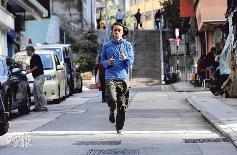 Patrick 相信大家可以藉着跑步去體驗城市,改善城市街道的規劃及空氣污染的情况。(李澤彤攝)在深水埗港鐵站附近夜跑可看到另一種景觀。(蔡琇瑩攝) Patrick 相信大家可以藉着跑步去體驗城市,改善城市街道的規劃及空氣污染的情况。(李澤彤攝)在深水埗港鐵站附近夜跑可看到另一種景觀。(蔡琇瑩攝)