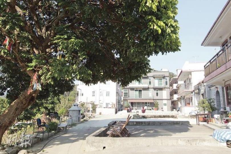 (郭慶輝攝)大菴村原居民邦哥(郭慶輝攝)《吉凶禮文全觀》(郭慶輝攝)陳氏宗祠外的良哥(橘衫)與英國歸來的「靚女」婆婆(右)。(郭慶輝攝)祠堂旁村公所裏的柴燒灶頭。(郭慶輝攝)逾400歲的大樟樹是社山村的靈魂。(郭慶輝攝)天后宮的右側是「文武殿」,裏面供奉了神秘的護村十二烈士。(郭慶輝攝)殿內的木板寫了十二烈士的名字,但烈士墓的所在處至今仍是個謎。(郭慶輝攝)「雞宅」(郭慶輝攝)「樂地.生根」展覽(郭慶輝攝) (郭慶輝攝)大菴村原居民邦哥(郭慶輝攝)《吉凶禮文全觀》(郭慶輝攝)陳氏宗祠外的良哥(橘衫)與英國歸來的「靚女」婆婆(右)。(郭慶輝攝)祠堂旁村公所裏的柴燒灶頭。(郭慶輝攝)逾400歲的大樟樹是社山村的靈魂。(郭慶輝攝)天后宮的右側是「文武殿」,裏面供奉了神秘的護村十二烈士。(郭慶輝攝)殿內的木板寫了十二烈士的名字,但烈士墓的所在處至今仍是個謎。(郭慶輝攝)「雞宅」(郭慶輝攝)「樂地.生根」展覽(郭慶輝攝)