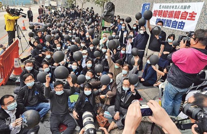 由明報前員工組成的「明報舊生會」,昨在柴灣明報工業中心門外,舉行主題為「雨來傘擋、撐明報、撐新聞自由」集會,逾200市民響應到場參與。參與者集體刺破黑氣球寓意「趕走烏雲見日月」。(余俊亮攝)參與「明報舊生會」集會的兩名學生(左三,中五學生陳學軒;右三,教育學院一年級學生何昆洛)在教協會長馮偉華(左一)及總幹事葉建源(右一)陪同下,於集會尾聲時將兩張寫有「編輯自主」及「新聞自由」的揮春,贈予明報舊生會代表陳健佳(左二)和明報編輯部員工談誦言(右二)。(余俊亮攝)80年代曾擔任《明報》督印人的吳靄儀 由明報前員工組成的「明報舊生會」,昨在柴灣明報工業中心門外,舉行主題為「雨來傘擋、撐明報、撐新聞自由」集會,逾200市民響應到場參與。參與者集體刺破黑氣球寓意「趕走烏雲見日月」。(余俊亮攝)參與「明報舊生會」集會的兩名學生(左三,中五學生陳學軒;右三,教育學院一年級學生何昆洛)在教協會長馮偉華(左一)及總幹事葉建源(右一)陪同下,於集會尾聲時將兩張寫有「編輯自主」及「新聞自由」的揮春,贈予明報舊生會代表陳健佳(左二)和明報編輯部員工談誦言(右二)。(余俊亮攝)80年代曾擔任《明報》督印人的吳靄儀