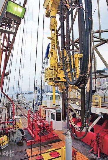 Emily噚日參觀咗美國鑽探艦「決心號」,圖中黃色嘅巨型柱體就係可鑽穿南海深海盆堅固沉積岩,同大洋玄武岩嘅「鑽頭」。(李澤彤攝) Emily噚日參觀咗美國鑽探艦「決心號」,圖中黃色嘅巨型柱體就係可鑽穿南海深海盆堅固沉積岩,同大洋玄武岩嘅「鑽頭」。(李澤彤攝)