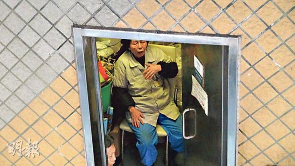 發現嬰屍的清潔女工被嚇至大叫害怕,其後嚇得躲在廁所旁的士多房內定驚,猶有餘悸向警員講述事發經過。(林智傑攝) 發現嬰屍的清潔女工被嚇至大叫害怕,其後嚇得躲在廁所旁的士多房內定驚,猶有餘悸向警員講述事發經過。(林智傑攝)