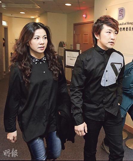 藝人張崇德及劉美娟昨一同穿上黑衣出席醫務聆訊,心情平靜,逗留半日離開。(李澤彤攝)被告蔡明欣醫生昨出席醫務聆訊,面對控方專家證人勞子僖教授多番批評,在庭上仍表現冷靜。(李澤彤攝) 藝人張崇德及劉美娟昨一同穿上黑衣出席醫務聆訊,心情平靜,逗留半日離開。(李澤彤攝)被告蔡明欣醫生昨出席醫務聆訊,面對控方專家證人勞子僖教授多番批評,在庭上仍表現冷靜。(李澤彤攝)