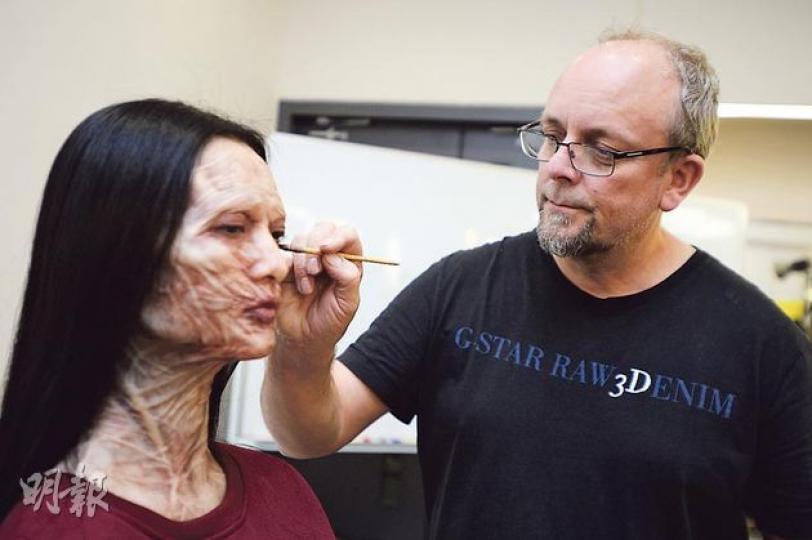 奧斯卡最佳化妝獎得主Mark Coulier日前到知專設計學院舉行工作坊,示範特技化妝,他替一名女學生化上喪屍妝,事前的預備工夫需逾3小時。(葉家豪攝) 奧斯卡最佳化妝獎得主Mark Coulier日前到知專設計學院舉行工作坊,示範特技化妝,他替一名女學生化上喪屍妝,事前的預備工夫需逾3小時。(葉家豪攝)