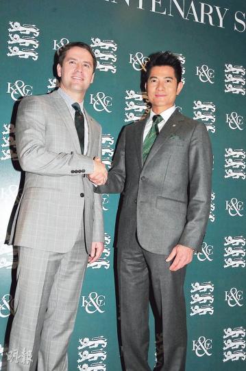 蠟高頭髮的郭富城親切稱呼「奧雲仔」,還大讚對方無架子。(攝影:梁迺楠)奧雲與郭富城暢談馬事,識英雄重英雄。(攝影:梁迺楠)奧雲的鞋踭比郭富城的厚得多。(攝影:梁迺楠) 蠟高頭髮的郭富城親切稱呼「奧雲仔」,還大讚對方無架子。(攝影:梁迺楠)奧雲與郭富城暢談馬事,識英雄重英雄。(攝影:梁迺楠)奧雲的鞋踭比郭富城的厚得多。(攝影:梁迺楠)