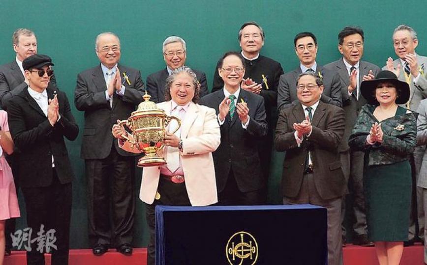 洪金寶覺得捧盃是榮耀。(攝影:梁迺楠)洪金寶愛駒「崇山寶」贏馬,他落草地拉頭馬。(攝影:梁迺楠)彭于晏抽空入馬場觀戰。(攝影:梁迺楠) 洪金寶覺得捧盃是榮耀。(攝影:梁迺楠)洪金寶愛駒「崇山寶」贏馬,他落草地拉頭馬。(攝影:梁迺楠)彭于晏抽空入馬場觀戰。(攝影:梁迺楠)