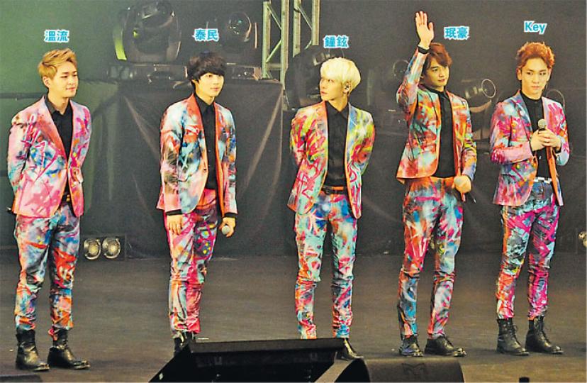 SHINee五子親切打招呼,粉絲暈得一陣陣。(攝影:陳釗)SHINee五子勁歌熱舞演出,令台下粉絲尖叫聲不絕。(攝影:陳釗)SHINee昨日中午抵港,吸引約500名粉絲接機,令場面水泄不通。(攝影:陳釗) SHINee五子親切打招呼,粉絲暈得一陣陣。(攝影:陳釗)SHINee五子勁歌熱舞演出,令台下粉絲尖叫聲不絕。(攝影:陳釗)SHINee昨日中午抵港,吸引約500名粉絲接機,令場面水泄不通。(攝影:陳釗)