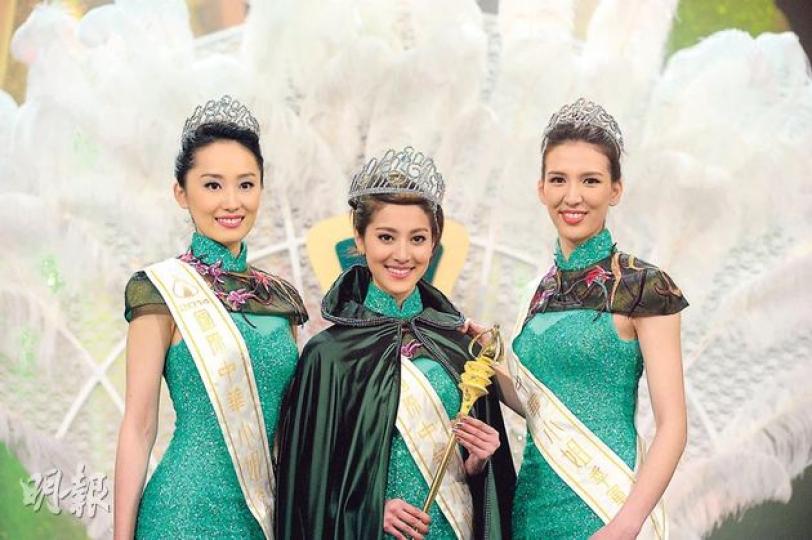 2014國際中華小姐競選,冠軍香港代表陳凱琳(中)、亞軍溫哥華代表鍾熠(左)、季軍蒙特利爾代表黃婷麗(右)接受祝賀。(攝影:鍾偉茵)22歲的陳凱琳是繼李嘉欣、郭羨妮之後,第3位港姐登上華姐冠軍寶座,大熱門勝出實至名歸。(攝影:鍾偉茵)宣布奪冠一刻陳凱琳激動掩臉。(攝影:鍾偉茵)陳凱琳身材嬌小,三圍31、22、33吋,但在泳衣環節並不輸蝕。 (攝影:鍾偉茵)亞軍溫哥華佳麗鍾熠是甜姐兒,三圍33、23、35吋。(攝影:鍾偉茵)季軍黃婷麗三圍34、24.5、35吋勝在身材均勻。(攝影:鍾偉茵)陳凱琳在 2014國際中華小姐競選,冠軍香港代表陳凱琳(中)、亞軍溫哥華代表鍾熠(左)、季軍蒙特利爾代表黃婷麗(右)接受祝賀。(攝影:鍾偉茵)22歲的陳凱琳是繼李嘉欣、郭羨妮之後,第3位港姐登上華姐冠軍寶座,大熱門勝出實至名歸。(攝影:鍾偉茵)宣布奪冠一刻陳凱琳激動掩臉。(攝影:鍾偉茵)陳凱琳身材嬌小,三圍31、22、33吋,但在泳衣環節並不輸蝕。 (攝影:鍾偉茵)亞軍溫哥華佳麗鍾熠是甜姐兒,三圍33、23、35吋。(攝影:鍾偉茵)季軍黃婷麗三圍34、24.5、35吋勝在身材均勻。(攝影:鍾偉茵)陳凱琳在
